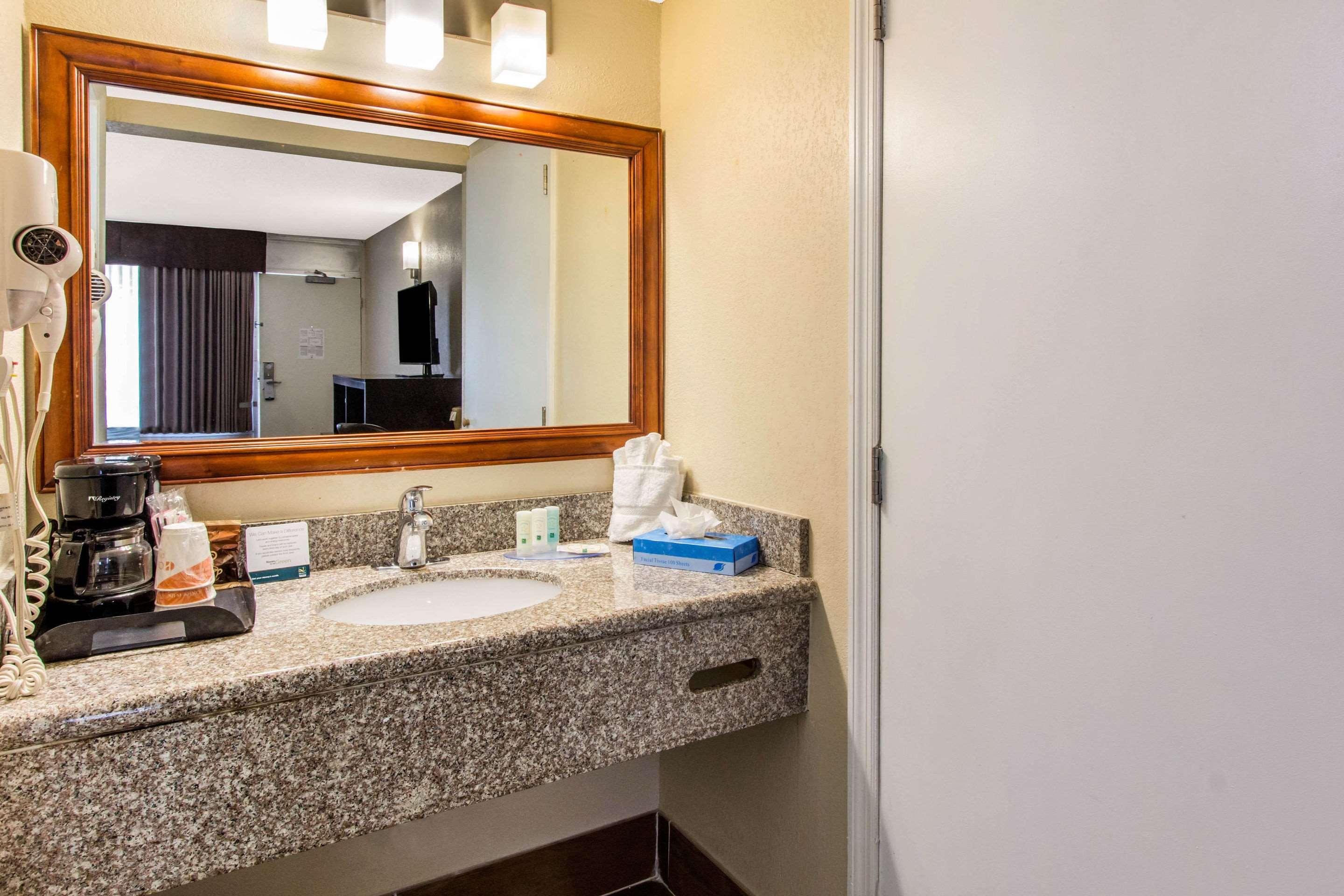 Hotel Quality & Conference Center