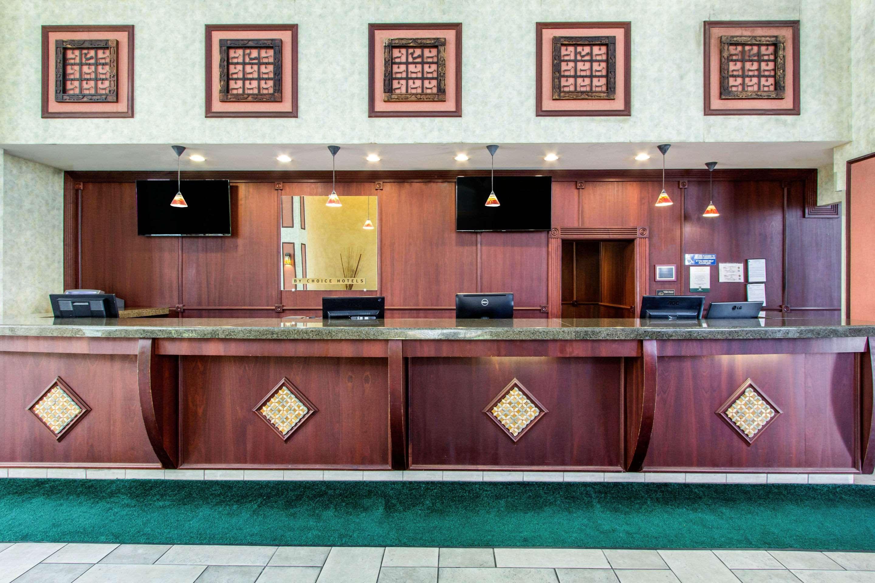 Hotel Quality & Conference Center